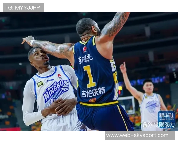 南京同曦与上海男篮激战正酣谁将赢得这场精彩对决